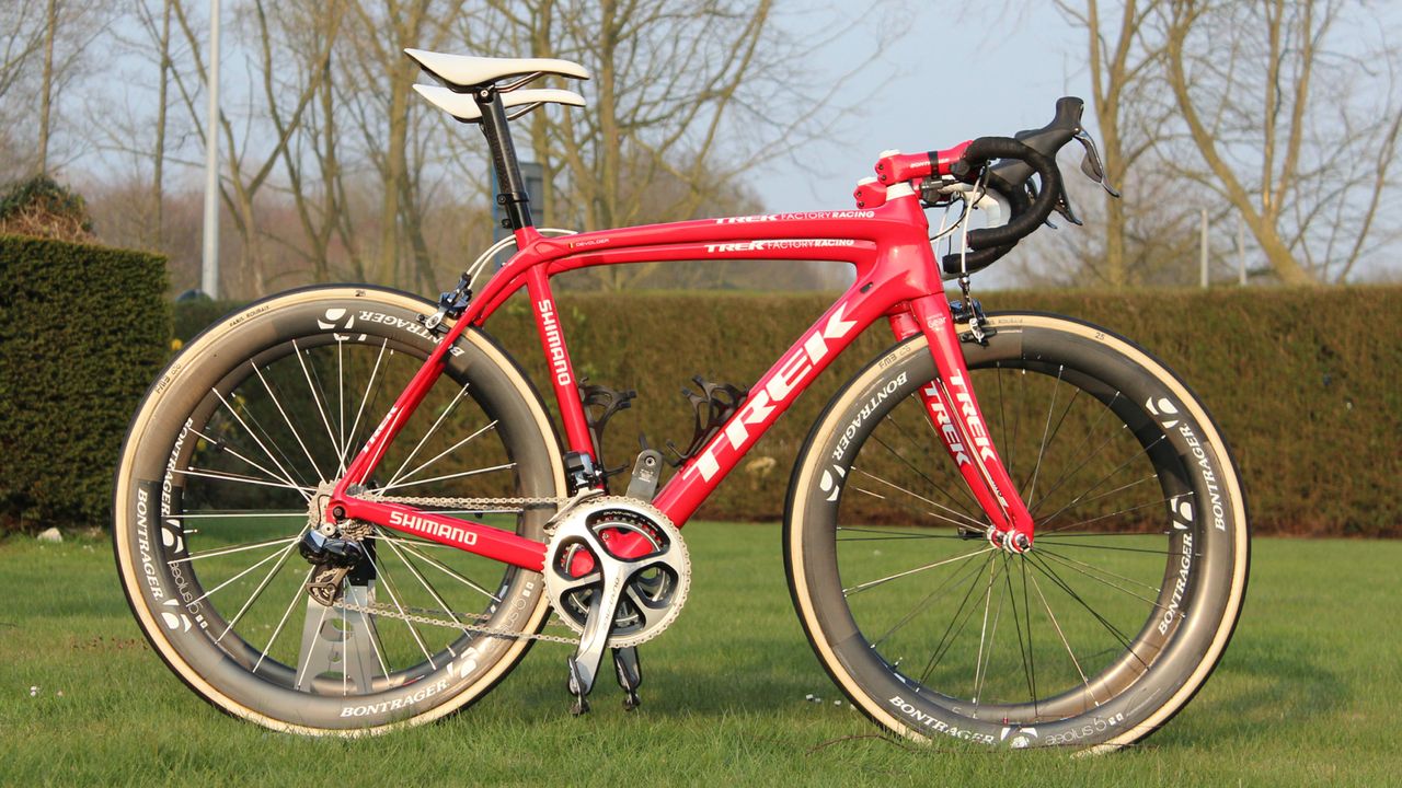 The Domane Classics (at rear) sits a full centimenter lower than the Domane Koppenberg. Devolder's position is identical on both bikes