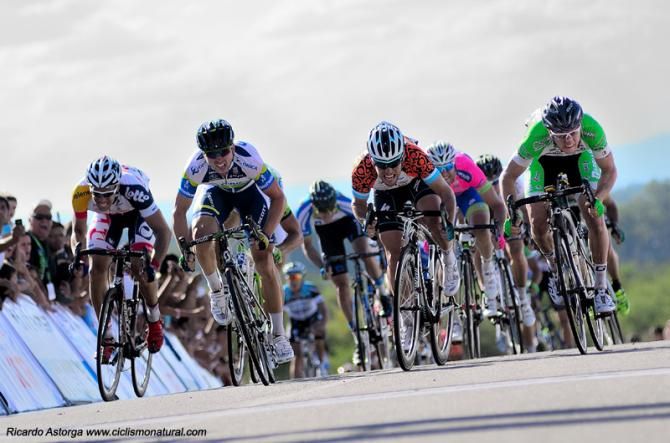 Jens Debusschere, Leigh Howard, Mark Cavendish and Sacha Modolo (L-R) sprint to the line in Terraza del Portezuelo.