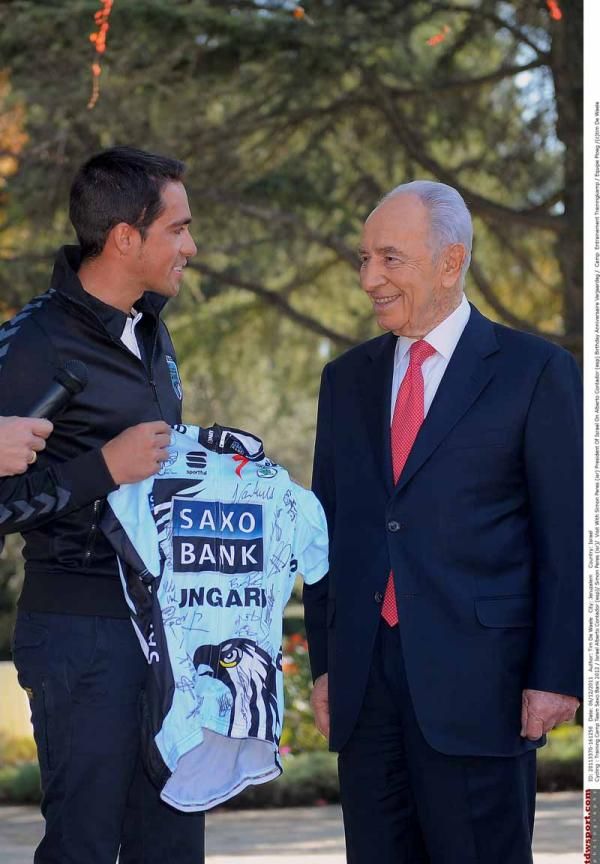 Contador presents a signed jersey to the President of Israel
