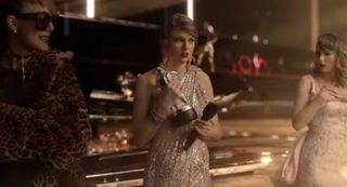 Taylor Swift in Look What You Made Me Do Video holding a moonman