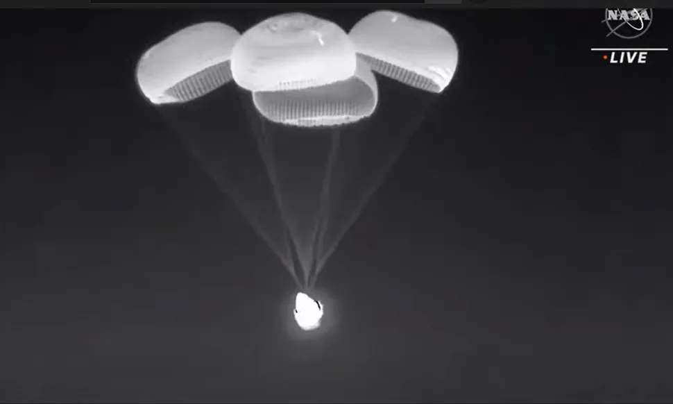 La capsula Endeavour con la Crew-2 fa rientro a Terra sfruttando i 4 paracaduti. L'immagine è stata ripresa alle prime ore del 9 Novembre poco prima dello splashdown. Crediti: NASA TV.