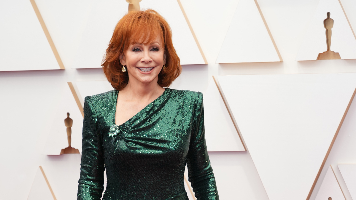 Why experts love Reba McEntire's intelligent front door hue