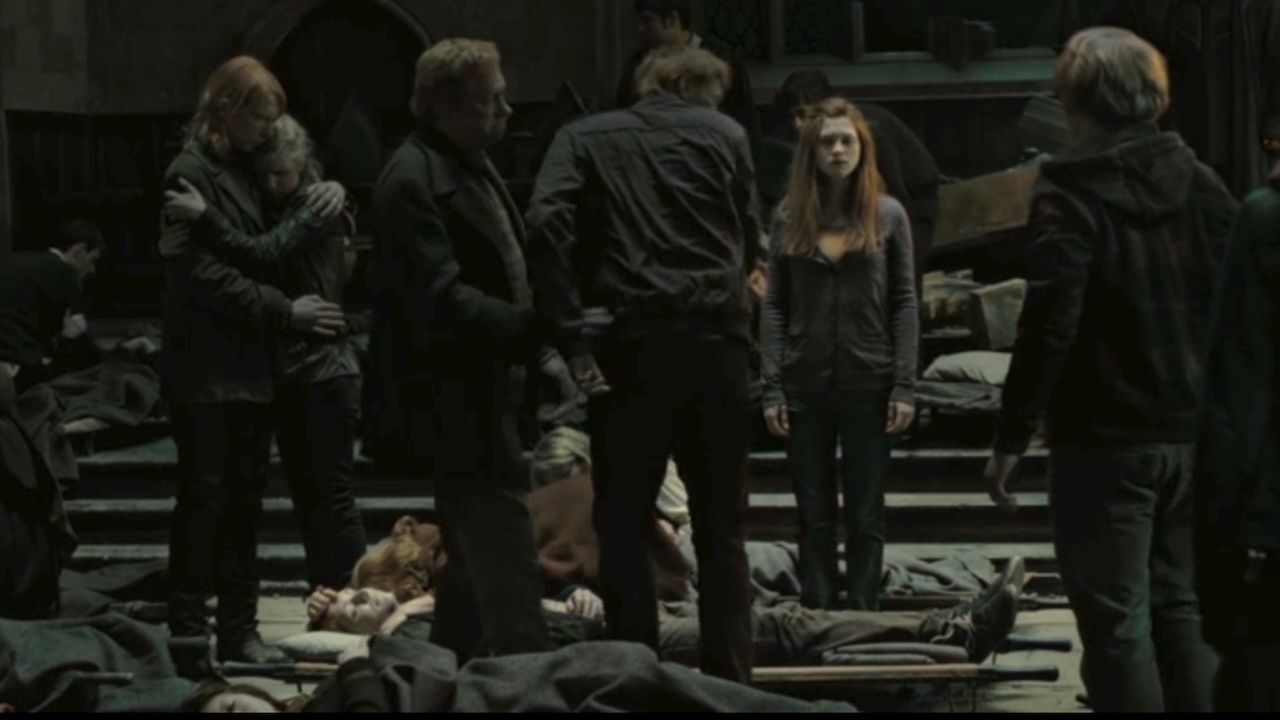 ハリー・ポッターと死の秘宝パート2でフレッドの遺体の周りに立つウィーズリー一家