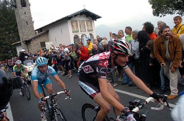A select group of champions Frank Schleck (CSC) leads Davide Rebellin (Gerolsteiner) and Danilo Di Luca (Liquigas) over the summit of the Ghisallo.
