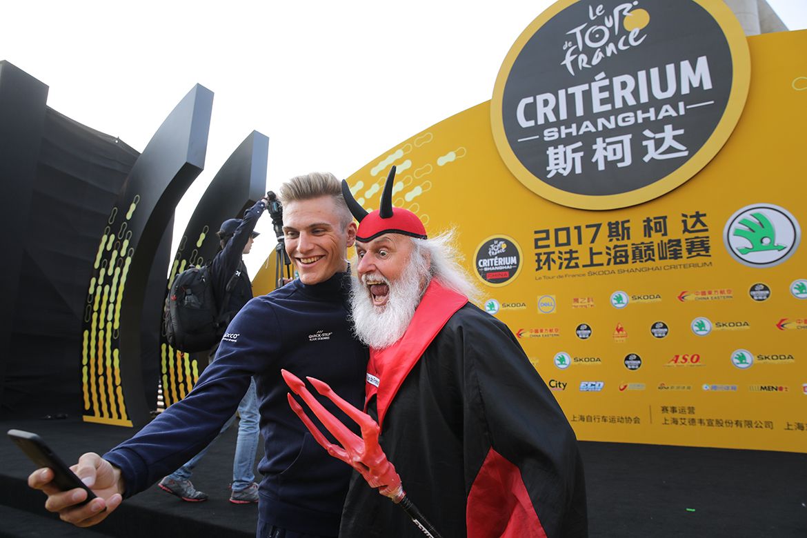Marcel Kittel takes a selfie with Didi the Devil