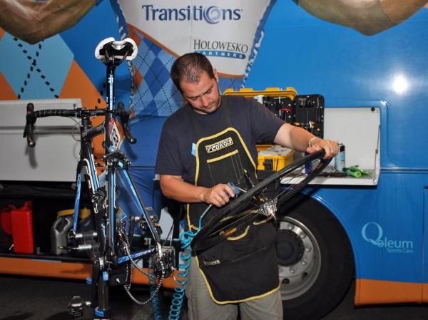 Inaki Goiburu also uses the air gun to dry off the cassette.