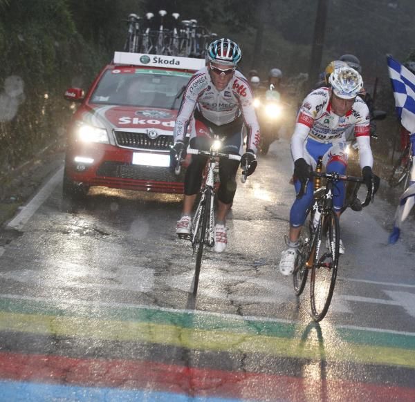 Philippe Gilbert (Omega Pharma-Lotto) follows Michele Scarponi (Androni)