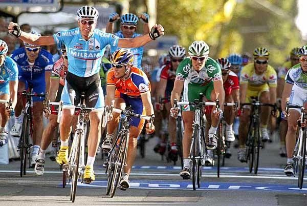 Alessandro Petacchi (Milram) wins the mad dash to the line. Just behind McEwen unclipped and bumped into Freire (orange jersey). Both stayed upright while Zabel celebrated the team-mates win behind.