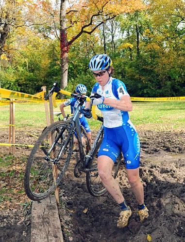 Georgia Gould (Luna Pro Team) chasing her team-mate Nash.