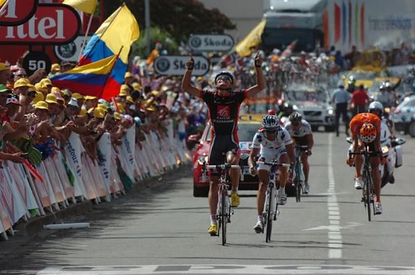 Spaniard Luis Le&oacute;n S&aacute;nchez (Caisse d'Epargne) celebrates his stage win in Saint-Girons.