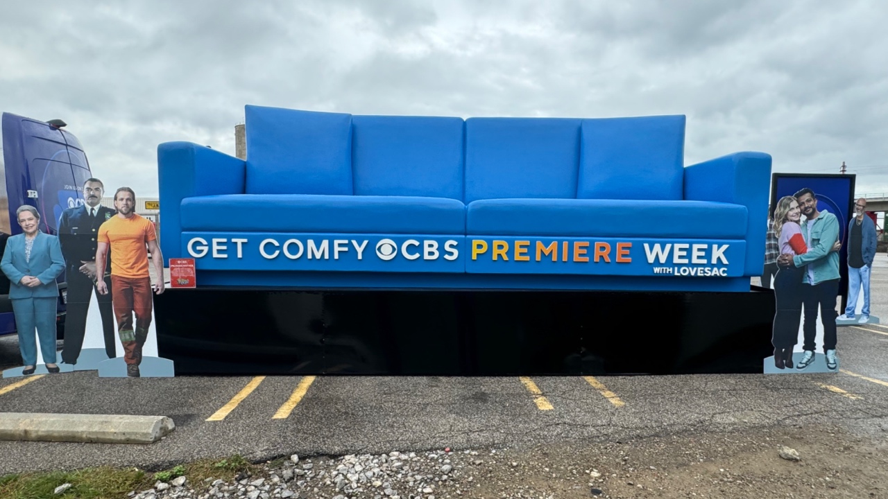 CBS'nin Cleveland'daki Comfy Blue Sofa turu durağı