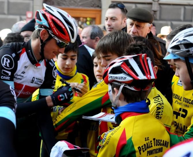 Andy Schleck (Radioshack-Leopard) signs an autograpandyh