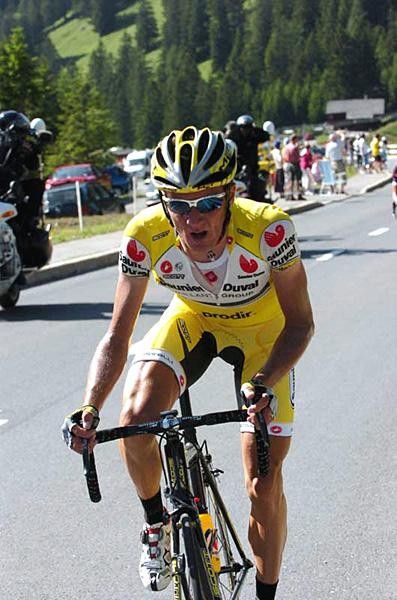 Jos&eacute; Angel Gomez Marchante (Saunier Duval-Prodir) climbs.