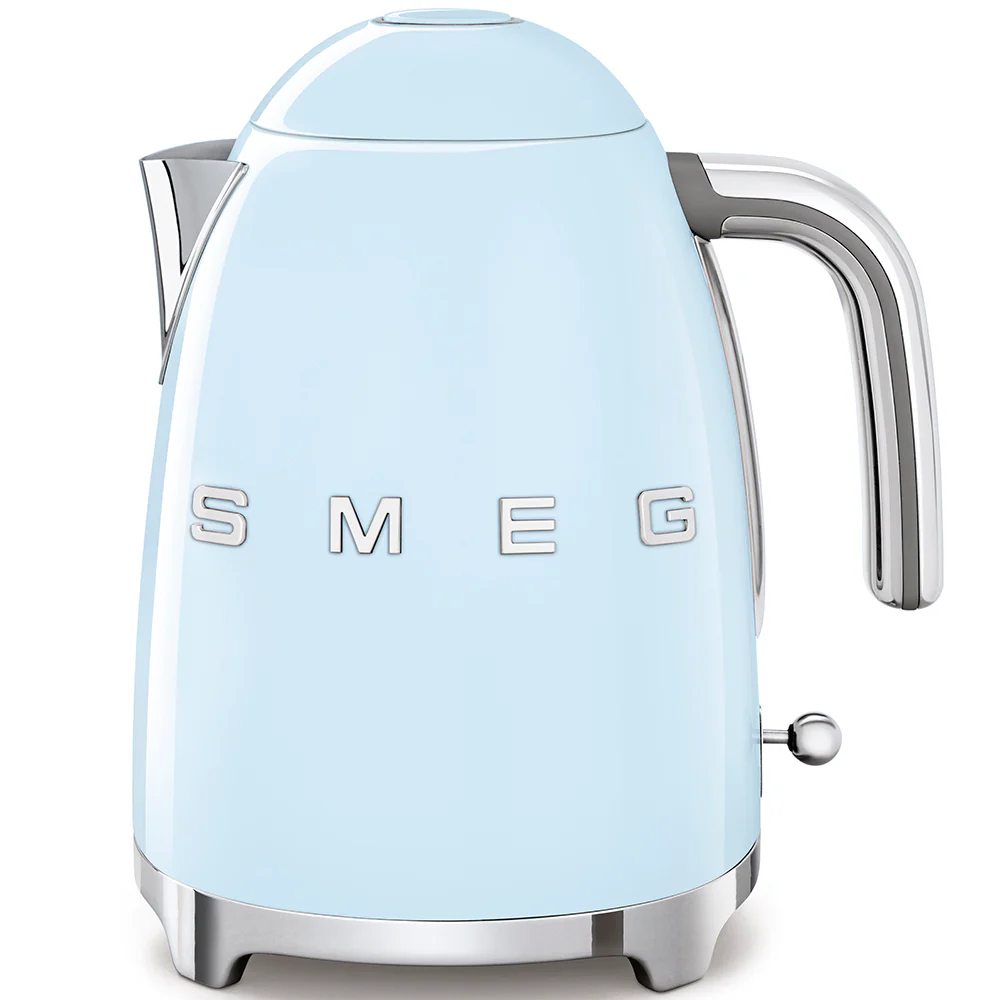Smeg 50s style kettle in sky blue