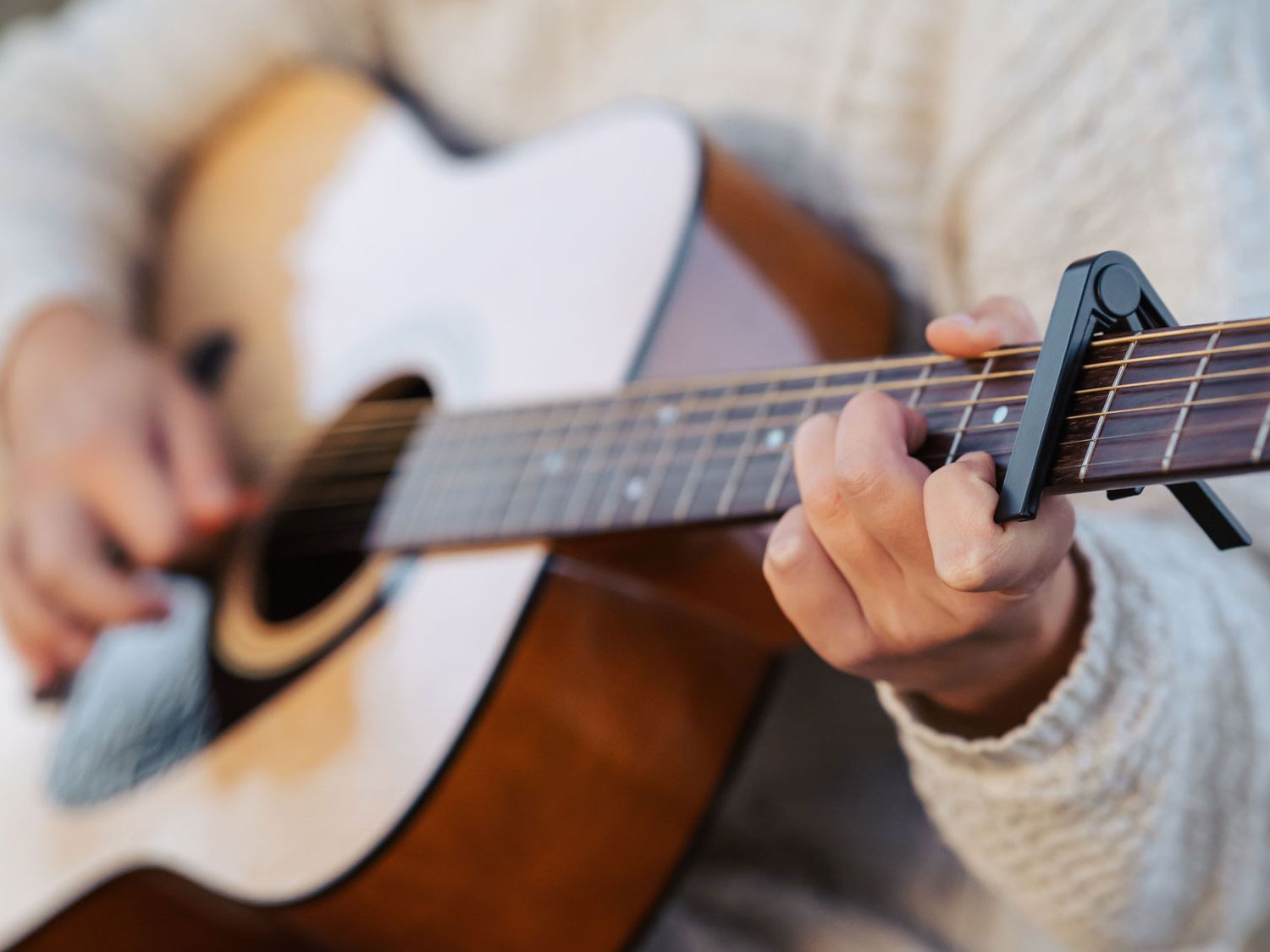 gitar akustik dengan capo untuk latihan genjrengan jangan paksa rindu