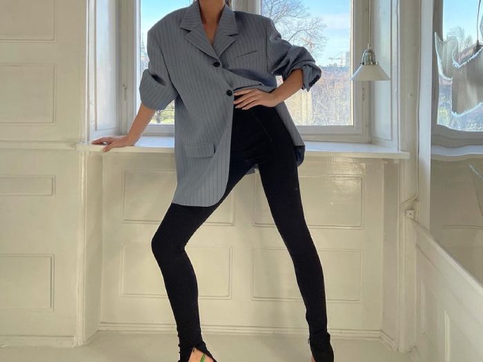 https://cdn.mos.cms.futurecdn.net/v2/t%3A87%2Cl%3A0%2Ccw%3A700%2Cch%3A525%2Cq%3A80%2Cw%3A700/whowhatwear/posts/291849/blazers-and-leggings-outfits-291849-1614276464232-square.jpg