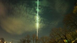 A long exposure photo showing the fireball&#039;s green light streaking across the sky