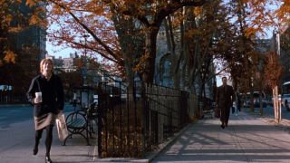 Meg Ryan and Tom Hanks walking in You&#039;ve Got Mail