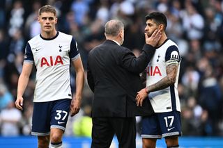 LONDON, ENGLAND - OCTOBER 19: manager Ange Postecoglou of Tottenham Hotspur FC and Micky van de Venand Cristian Romero during the Premier League match between Tottenham Hotspur FC and West Ham United FC at Tottenham Hotspur Stadium on October 19, 2024 in London, England. (Photo by Sebastian Frej/MB Media/Getty Images)