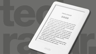 Einer der besten Kindle, der Amazon Kindle in weiß, vor einem grauen Hintergrund