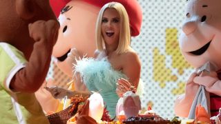 Jenny McCarthy-Wahlberg hanging out with the Peanuts crew during the Thanksgiving episode