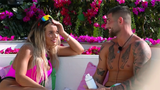 Kaylah and bombshell Eric getting to know each other on Love Island Australia Season 6