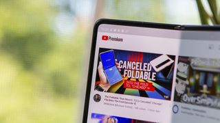 YouTube Premium Galaxy Z Fold 3.