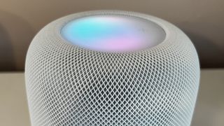 HomePod 2 på en hylla i ett hem.