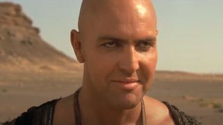 Arnold Vosloo wears an evil smile in the desert in The Mummy.