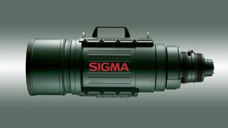 Sigma APO 200-500mm f/2.8 / 400-1000mm f/5.6 EX DG lens against a green background