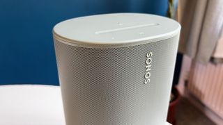 Närbild av Sonos Move 2, som visar kontrollknapparna och Sonos-logotypen.