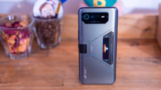 Beste gamingmobiler: Asus ROG Phone 6D Ultimate med MediaTek Dimensity-innmat.