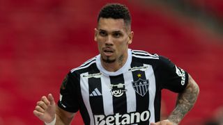 Paulinho of Atletico Mineiro runs the pitch ahead of the Atltico Mineiro vs Botafogo Copa Libertadores final 2024.