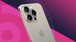 Bästa iPhone: En iPhone 15 Pro Max mot en rosa/lila TechRadar-bakgrund.