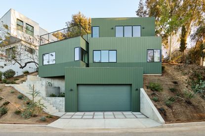 unstack a green house of cascading volumes in los angeles