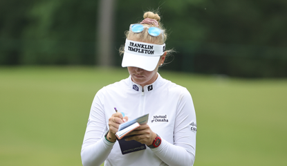 Jessica Korda writes on a scorecard