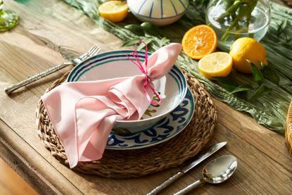 place setting with pink napkin