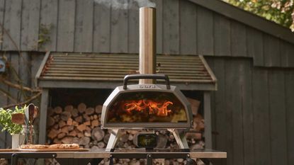 Ooni Karu 2 cooking a pizza 