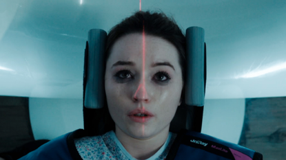 kaitlyn dever as belle in the netflix series apple cider vinegar as she gets a brain scan