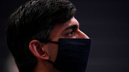 Rishi Sunak wearing a mask