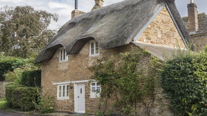 thatched cotswold cottage