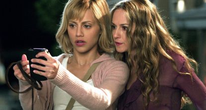 brittany murphy and holly hunter surprised looking at a blackburry in the movie little black book