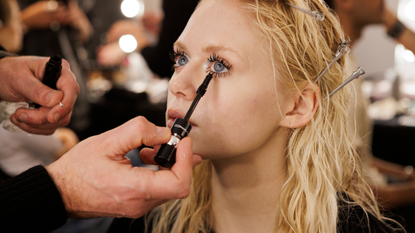 Make-up artist applying mascara to a model&#039;s bottom lashes - Best mascara for bottom lashes