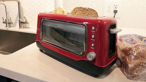 Dash Clear View DVTS501RD Toaster being tested in writer&#039;s home