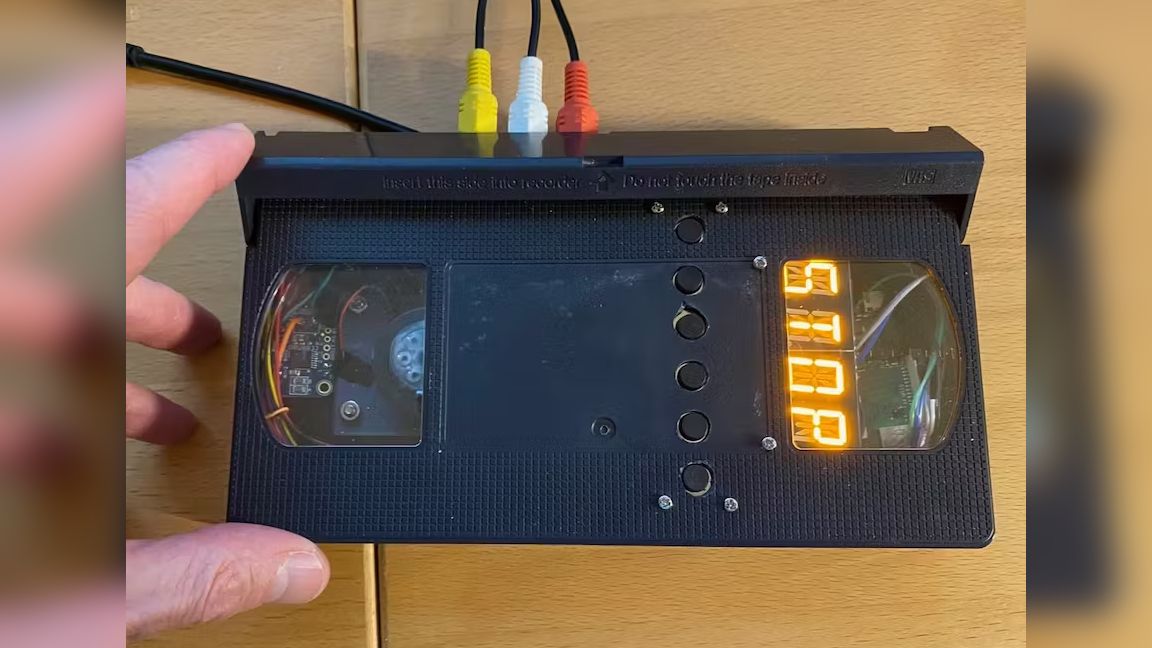 ライタ This Raspberry Pi composite video player fits inside an old
