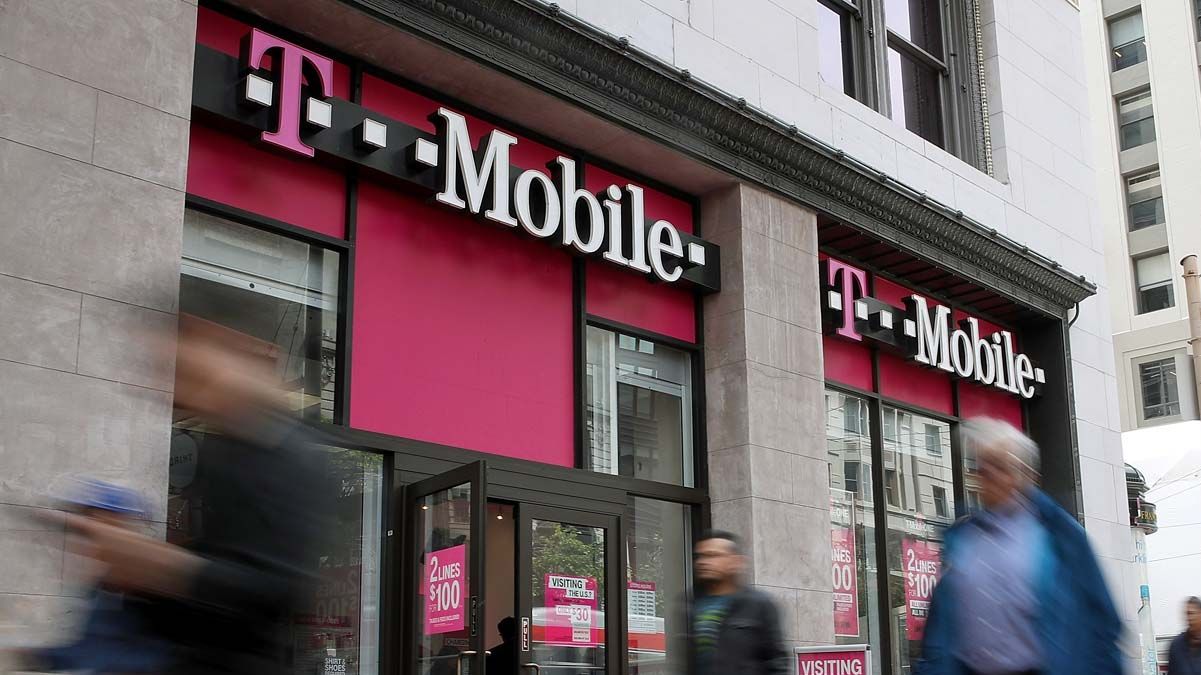 SAN FRANCISCO, CA - APRIL 24:Pedestrians walk by a T-Mobile store on April 24, 2017 in San Francisco, California. T-Mobile will report first quarter earnings today after the closing bell.(Pho