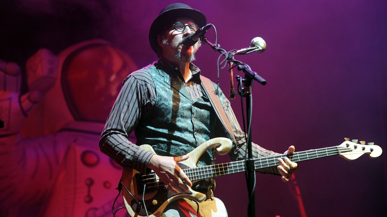 Les Claypool Acoustic Bass Les Claypool Showing Off His Custom