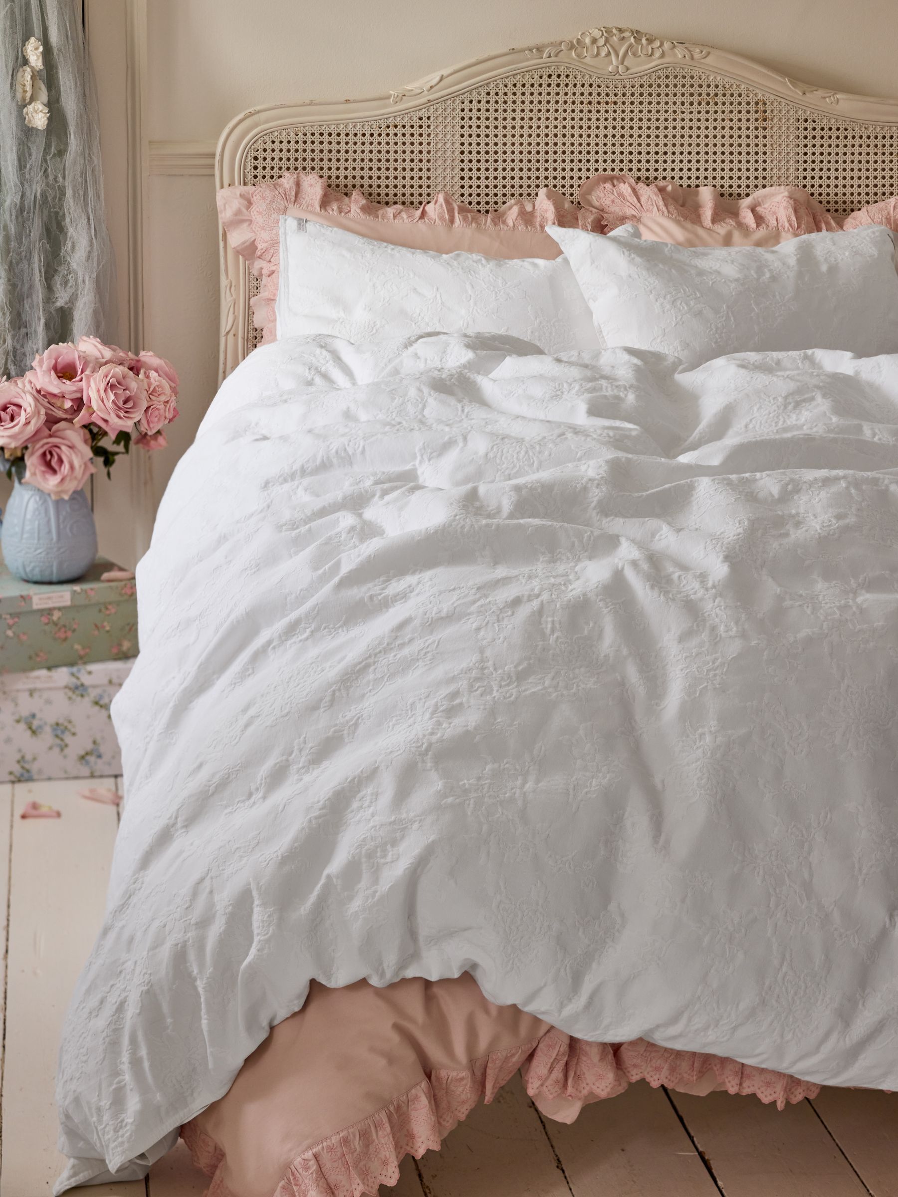 Shabby Chic by Rachel Ashwell® White Textured Floral Matelasse Duvet Cover and Pillowcase Set - Size Single