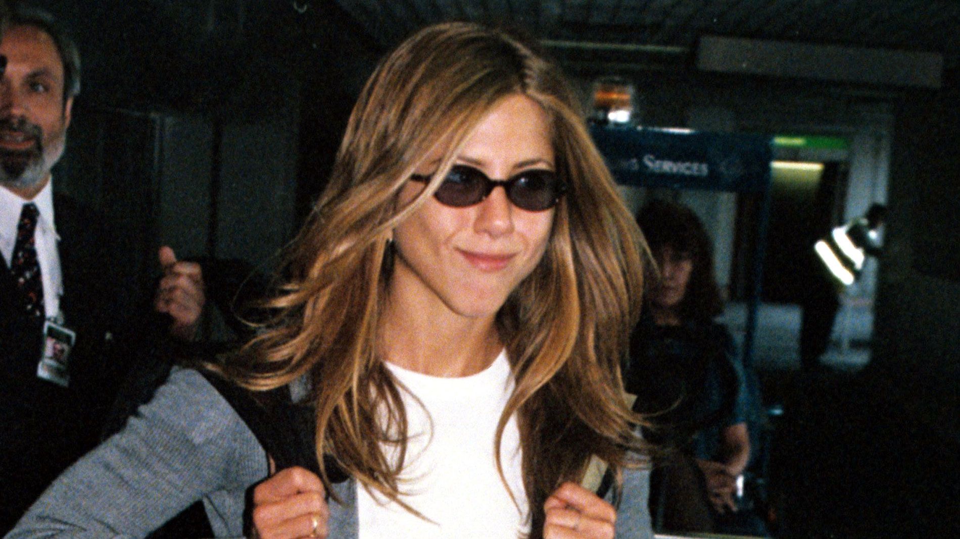 マックスドイツ版　January　1999　Jennifer aniston Jennifer Aniston's 1999 Airport Outfit Is Ripe for Copying | Who