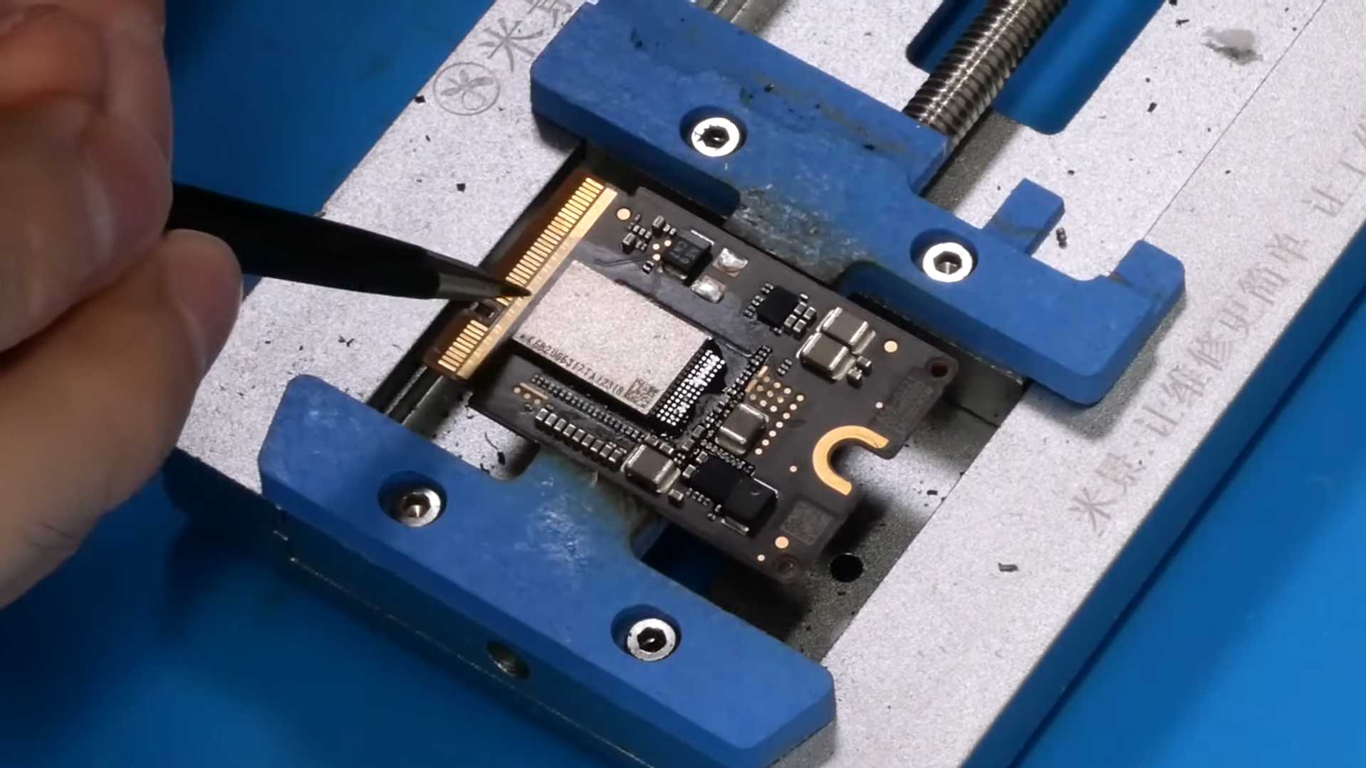 M4 Mac Mini SSD modded from 256GB to 1TB — modder solders higher
